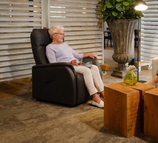 De Zorgmeubel Joy, een absolute aanrader in de categorie betaalbare sta op stoelen.